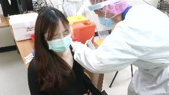 孕婦全選莫德納　憂AZ血栓風險較高