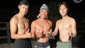 達人秀精壯身材 唐振剛（右1)、潘君侖(左1)打赤膊信心崩裂。（圖／八大提供）