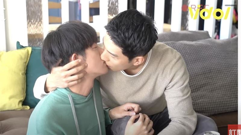 吻不停！男男CP抱腿猛親耳朵全紅了