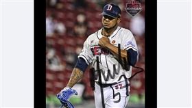 ▲斗山熊米蘭達簽名。（圖／截自斗山熊官方FB）