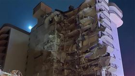 美國佛羅里達州邁阿密海灘附近一棟12層樓高的建築24日凌晨部分坍塌；官員通報，目前至少1人喪命、近100人生死未卜。（圖/翻攝自twitter.com/miamidadefire）

