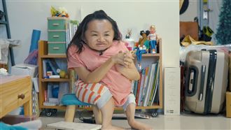 出生像外星人　玻璃娃娃活出自戀人生