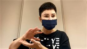 詹雅雯在直播中頻頻拭淚。（圖／翻攝自詹雅雯臉書）