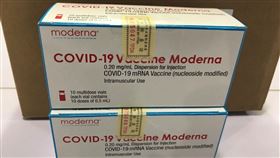 ▲約24萬劑的莫德納疫苗，食藥署今日完成審查並核發封緘證明書。（圖／食藥署提供）
