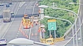 國一南下楊梅路段的護欄邊坡，驚見1具女屍，警方指出，死亡已逾一週，屍體腫脹難辨認，刑事人員鑑定後報請桃檢相驗。 翻攝臉書《新竹爆料公社》