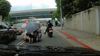 拾荒嬤被比中指　騎士遭肉搜道歉了