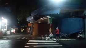 微光中求生！台中嬤半夜路邊賣菜養孫（圖／翻攝畫面）