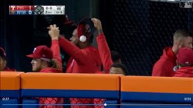 ▲哈波（Bryce Harper）全壘打飛進牛棚被隊友用球帽接殺。（圖／翻攝自國民推特）