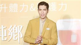 蕭敬騰喝雞精保持身體最佳狀況，提前過生日。（記者邱榮吉/攝影）