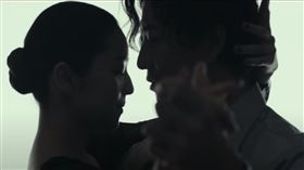 木村拓哉與「最強名模」中村杏熱舞。（圖／翻攝自YouTube）