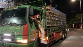 ▲新北家禽運銷合作社自27日零時起，員工、承銷員等都需持陰性證明才能進入。（圖／翻攝畫面）