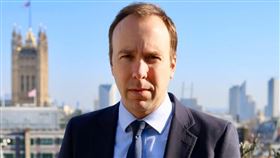 違反防疫規定「辦公室擁吻女助理」！英國衛生大臣請辭（圖／翻攝自韓考克臉書）