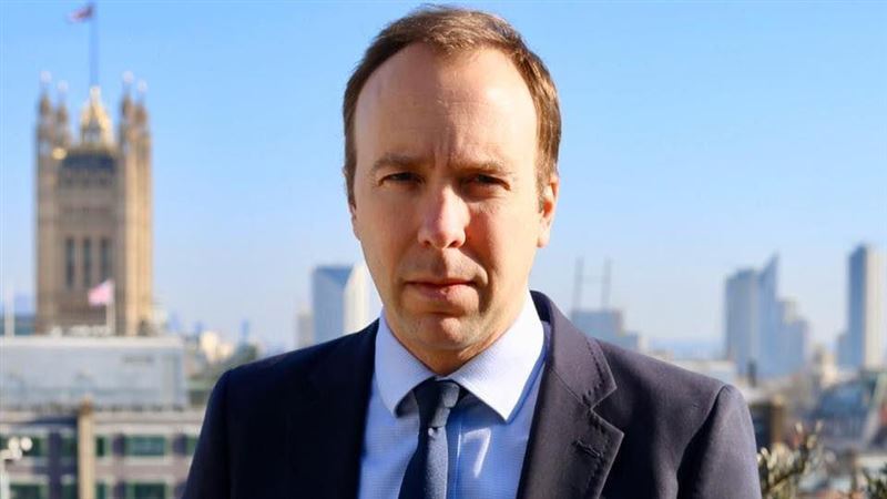 辦公室擁吻女助理　英國衛生大臣請辭