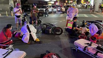 外送員剛取餐…遭無照男闖紅燈撞噴