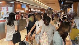 台灣人「自行宣布解封」？她見百貨公司1亂象嚇壞：完蛋了（圖／翻攝自Dcard）