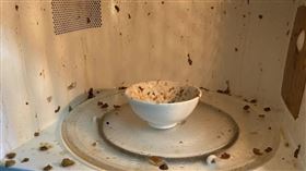 微波肉燥竟「整碗炸噴」！過來人親授2招　網跪：立刻筆記（圖／翻攝自爆廢公社二館）