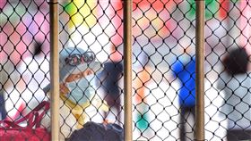 疫情三級警戒何時解封　全民關切武漢肺炎（2019冠狀病毒疾病，COVID-19）本土病例趨平穩，全民關切是否可能調降三級警戒，高雄市長陳其邁指出，解封要觀察的重點即是連續6天本土病例100個以下、雙北或北部的病例都能找到感染源。圖為21日台北街頭民眾戴口罩防疫。中央社記者王飛華攝  110年6月21日