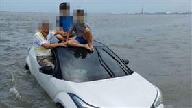 玩命！防疫趴趴走3天2起海邊轎車滅頂 王惠美說重話。（圖／彰化縣消防局提供）