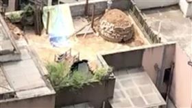男子打開窗戶，驚見對面大樓頂樓竟有一座墳。（圖／翻攝自「百姓關注」微博）