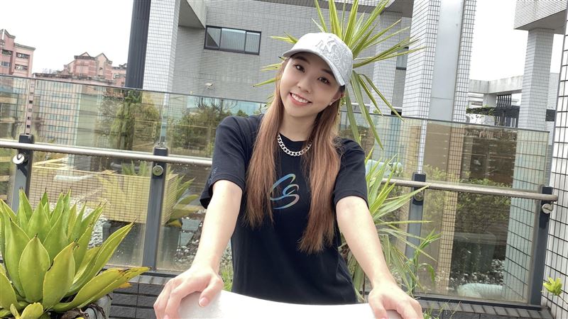 蕭敬騰師妹疫情挑戰下廚　竟慘被燙傷