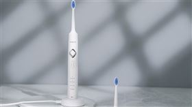 看好居家防疫商機，老字號黑人牙膏推出電動牙刷跨足小家電市場。（圖／業者提供）