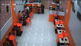 ▲防疫期間，政府規定禁止內用，讓不少餐飲業者業績下滑，叫苦連天。