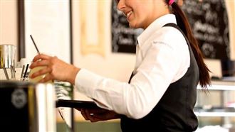 女員工上班7天離職「不還制服」被老闆告