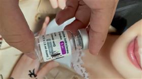 AZ疫苗空瓶外流，台中民眾當紀念品，違法追查