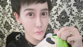 蛇精男今年1月自爆感染新冠肺炎。（圖／翻攝自劉梓晨臉書）