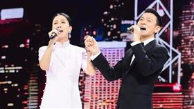 兩人牽手演唱《東方之珠》。(圖/翻攝自微博)