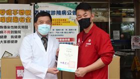 陳柏惟「3Q醫護」親赴醫院捐護目鏡（圖／翻攝畫面）