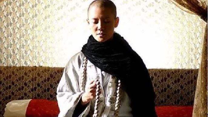 母嫌兒面相醜不想養！尼姑驚：我來養