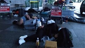 班機大減訂嘸票! 澎旅客機場外排隊睡一夜