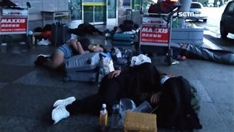 班機大減訂嘸票　旅客機場外睡覺排隊