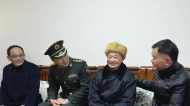 翁火災拚死救小木箱　子女身世竟翻轉