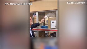 ▲在喪禮結束當天他前往寵物店，一眼就看中了白貓。（圖／AP / ttcreativemedia 授權）