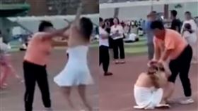 正妹舞跳到一半，突然一名的大媽衝出來朝她拳打腳踢。（圖／翻攝自「整點新聞」微博） 
