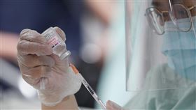 醫護人員準備AZ疫苗日本、美國捐贈的武漢肺炎疫苗374萬劑到貨，中央流行疫情指揮中心擴大接種對象從7類到10類，最新公費施打順位納入18萬名孕婦，65歲以上長者在下一波名單上，也打得到。醫護人員22日準備幫民眾注射前，將疫苗從罐中抽取至針筒。中央社記者徐肇昌攝  110年6月22日