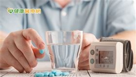 「疫情影響是短暫的，慢性病卻是永久的」，血壓患者應持續規律服用降血壓藥物、建立良好飲食及運動習慣、減少情緒壓力及波動。再加上規律量測並記錄居家血壓，輔助醫師作為治療成效參考，便可以好好控制血壓，降低心血管疾病罹病風險。