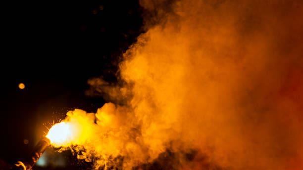 高市鬧區遭投放煙霧彈爆竹…臭氣沖天