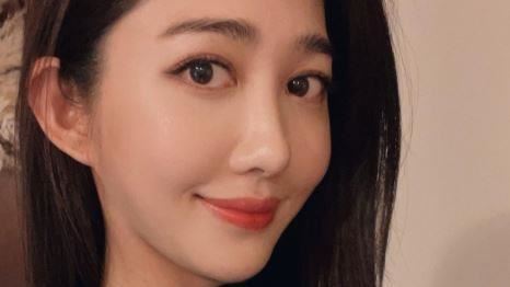 彎腰托腮辣炸　8點檔女神洩雙峰深溝