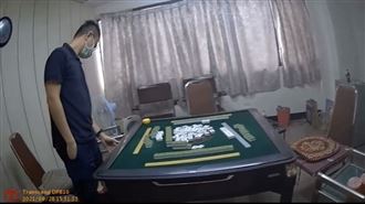 6男女悶壞！躲小吃店打牌辯：還沒打