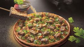 必勝客推出全新限量的「香菜皮蛋豬血糕比薩」（圖／品牌提供）