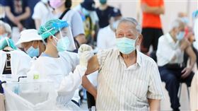 打疫苗、接種（圖／翻攝自侯友宜臉書）