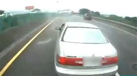 國道中山高南下，斗南往虎尾路段，休旅車失控撞護欄，側翻騰空翻滾6圈，母子命大輕傷，轎車詭切急煞 圖/翻攝自八卦村2-行車紀錄器影片上傳中心