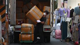 北市計程車加入物流行列　可載貨物與餐點（2）台北市政府10日下午宣布，以行政命令鬆綁計程車只能載人的限制，讓計程車加入物流載貨物及外送餐點，可與商家協商運費，不需照表計費；此外北市再針對失業、打工族、大學應屆畢業生推出「上工3個月給2萬」紓困案。中央社記者張新偉攝  110年6月10日