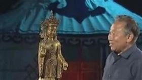 ▲老伯帶著家傳佛像上寶物鑑定節目。（圖／翻攝自寶物鑑定節目）