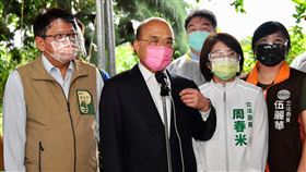 行政院長蘇貞昌29日下午視察楓港善餘村疫苗施打站。（圖／行政院提