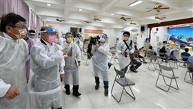 行政院長蘇貞昌29日視察楓港善餘村疫苗施打站。（圖／行政院提供）