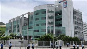 香港蘋果日報21日召開董事會，討論蘋果日報關閉事宜。據了解，董事會預定25日再開會，就關閉事宜做決定。圖為香港警方去年8月派員進入蘋果日報位於將軍澳的大樓內搜查。（中央社檔案照片）